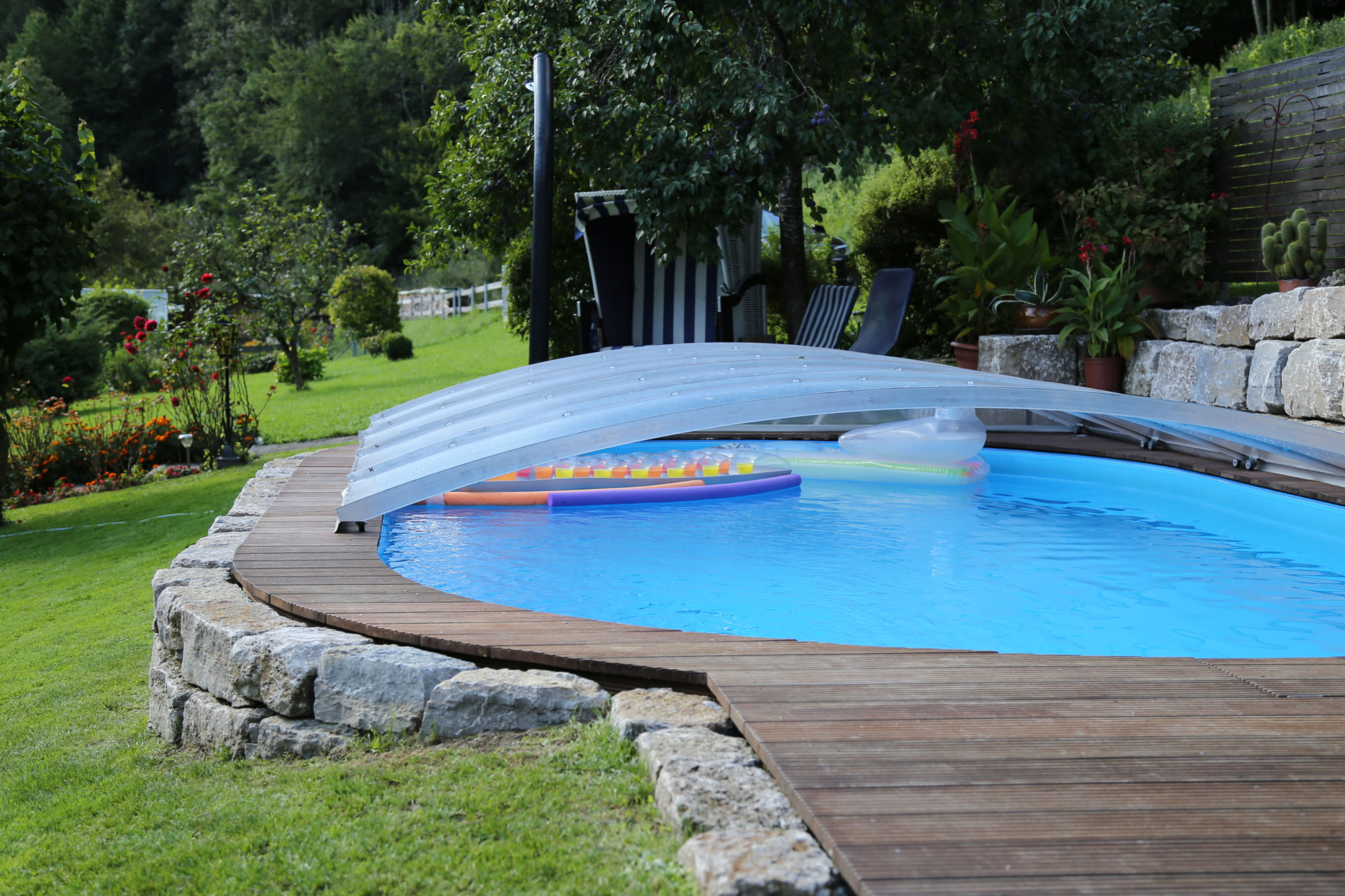 Couverture de piscine FlexiRoof existe en 6 variantes -  la bonne solution pour chaque exigence