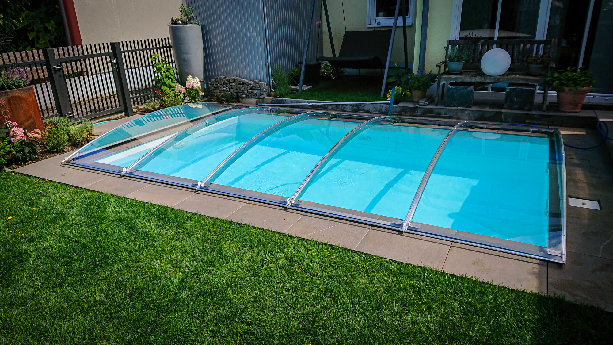 FlexiRoof PremiumPlus Clear - le plus noble abri de piscine, sans rails, complètement retirable
